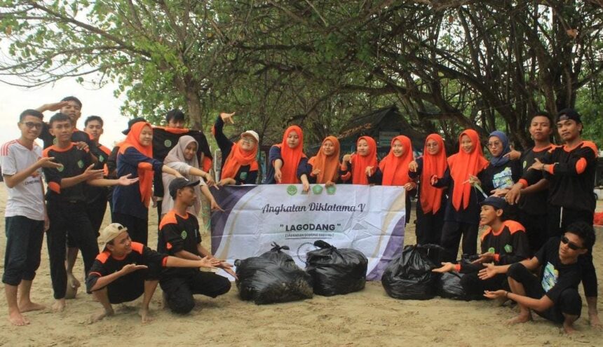 Peserta RTL Diklatama V DKAC CBP KPP Manyar mengabadikan momen usai membersihkan sampai di bibir Pantai Dalegan Kecamatan Panceng, Gresik. Foto: dok DKAC CBP KPP Manyar/NUGres