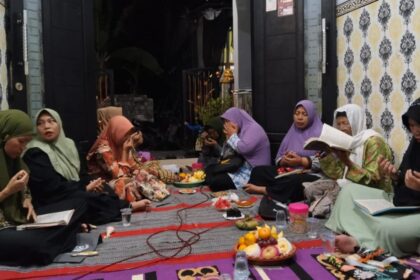 Kegiatan dan pertemuan dari satu rumah anggota ke anggota yang lain jadi strategi mengokohkan kebersamaan PR Fatayat NU Mojopurowetan. Foto: dok PR Fatayat NU Mojopurowetan/NUGres