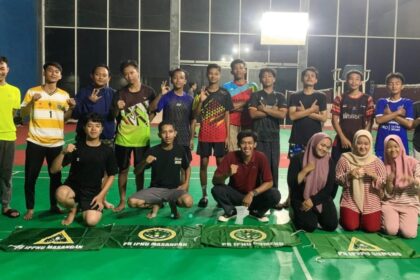 Pimpinan Ranting IPNU IPPNU Masangan Bungah Gresik, mengabadikan momen usai Friendly Match Badminton bersama dengan PR IPNU IPPNU Gumeno beberapa waktu lalu. Foto: dok PR IPNU IPPNU Masangan/NUGres