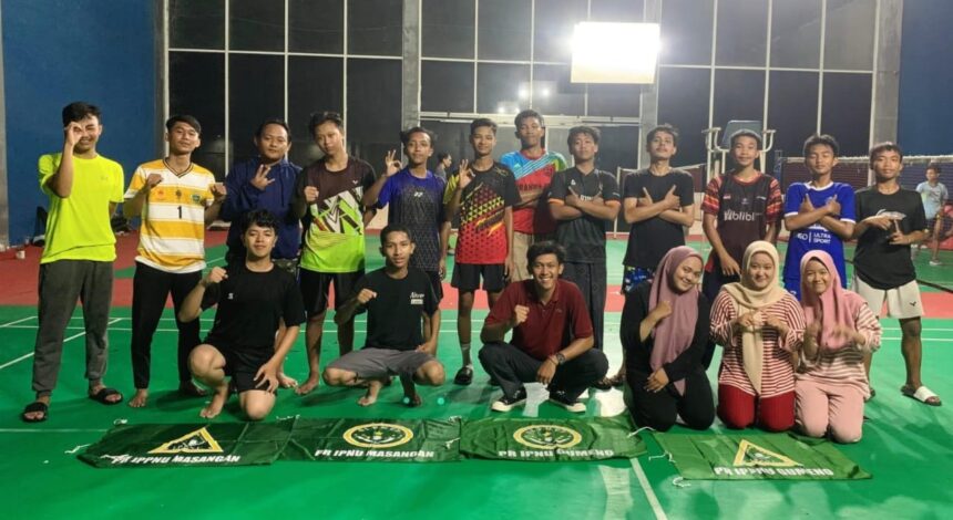 Pimpinan Ranting IPNU IPPNU Masangan Bungah Gresik, mengabadikan momen usai Friendly Match Badminton bersama dengan PR IPNU IPPNU Gumeno beberapa waktu lalu. Foto: dok PR IPNU IPPNU Masangan/NUGres