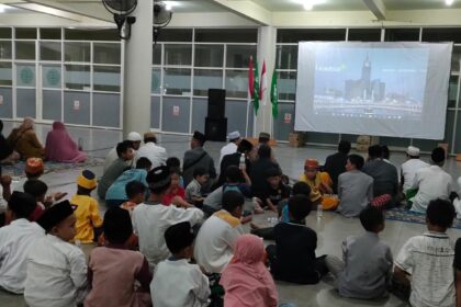 Pengurus Ranting Nahdlatul Ulama (PRNU) Indro Kebomas, menggelar nonton bareng (Nobar) Film Dokumenter dalam rangka memperingati Hari Santri Nasional 2024, Senin (21/10/2024) malam. Foto: dok PRNU Indro/NUGres