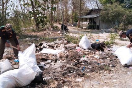 Personel Banser Satkoryon Dukun melakukan aksi sosial dengan giat bersih-bersih lingkungan menjelang masuknya musim penghujan, Jumat (25/10/2024). Foto: dok Satkoryon Banser Dukun/NUGres