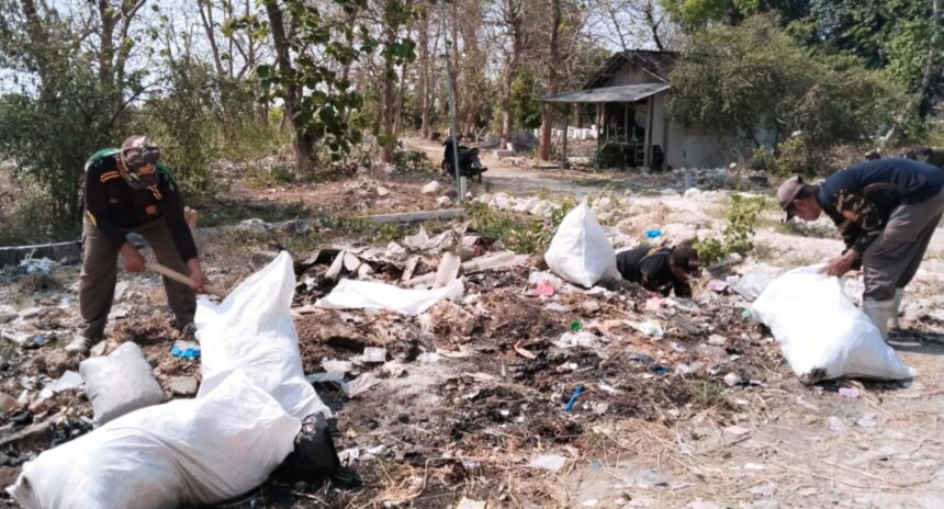 Personel Banser Satkoryon Dukun melakukan aksi sosial dengan giat bersih-bersih lingkungan menjelang masuknya musim penghujan, Jumat (25/10/2024). Foto: dok Satkoryon Banser Dukun/NUGres