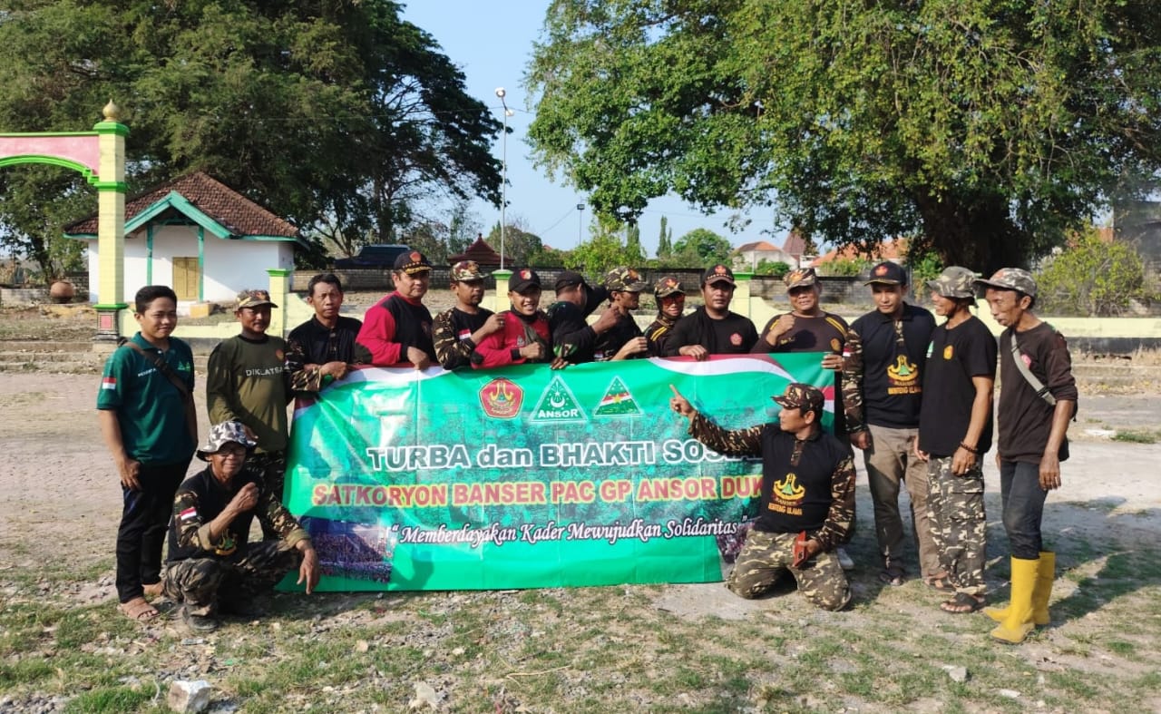 Usai menuntaskan tugas, Personel Banser Satkoryon Dukun Gresik mengabadikan momen dengan berfoto bersama. Foto: dok Satkoryon Banser Dukun/NUGres