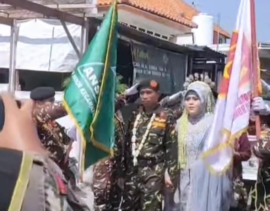 Sebuah prosesi pernikahan personel Banser dan Denwatser, Sabtu (5/10/2024) di Desa Bedanten, Kecamatan Bungah Gresik, menjadi perhatian warga. Foto: instagram @ansorbungah/NUGres