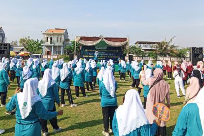 Ribuan masyarakat Kecamatan Panceng Gresik, khususnya kaum ibu-ibu, secara antusias mengikuti rangkaian awal kegiatan menyambut Hari Santri Nasional 2024 yang diselenggarakan oleh MWCNU Panceng, Sabtu (12/10/2024). Foto: dok MWCNU Panceng/NUGres