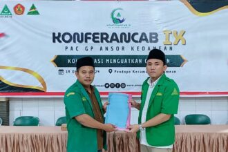 Achmad Saiful Amri (kanan) terpilih secara aklamasi dalam gelaran Konferensi Anak Cabang (Konferancab) Pimpinan Anak Cabang (PAC) GP Ansor Kedamean untuk periode 2024 - 2027, Sabtu (19/10/2024) malam. Foto: Zuhdi Yazid/NUGres