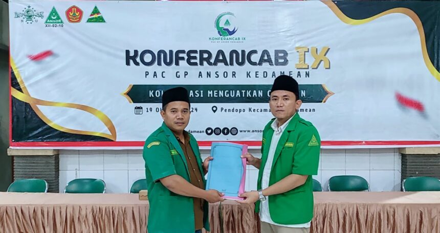 Achmad Saiful Amri (kanan) terpilih secara aklamasi dalam gelaran Konferensi Anak Cabang (Konferancab) Pimpinan Anak Cabang (PAC) GP Ansor Kedamean untuk periode 2024 - 2027, Sabtu (19/10/2024) malam. Foto: Zuhdi Yazid/NUGres