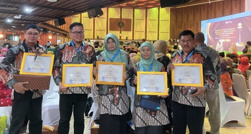 Kepala SMK Ma'arif NU Assa'adah Gresik, Dra Sumiati (ki-ka: dua dari kanan) hadir dalam acara Penghargaan Sekolah Adiwiyata Mandiri dan Adiwiyata Nasional tahun 2024 yang diselenggarakan oleh Kementerian Lingkungan Hidup dan Kehutanan (KLHK). Foto: dok SMK Assa'adah Gresik/NUGres