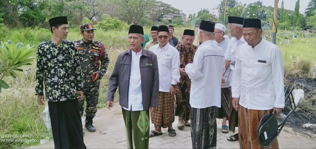 Rombongan MWCNU Dukun menuju makbarah KH Faqih Maskumambang di Dukun, Gresik. Foto: dok MWCNU Dukun/NUGres