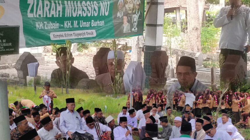 Rangkaian Hari Santri Nasional 2024 Ziarah Muassis NU diselenggarakan oleh PCNU Gresik pada Ahad (20/10/2024), berlangsung sukses. Foto: ist/NUGres