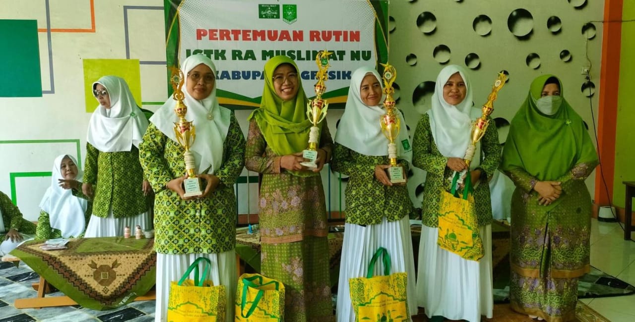 Keempat pendidik berprestasi juga mendapat apresiasi dari PC Muslimat NU Gresik yang diserahkan secara langsung oleh Ketua PC Muslimat NU kabupaten Gresik, Nyai Hj Aliyah Ghozali M.Pd.I. Foto: dok PC Muslimat NU Gresik/NUGres