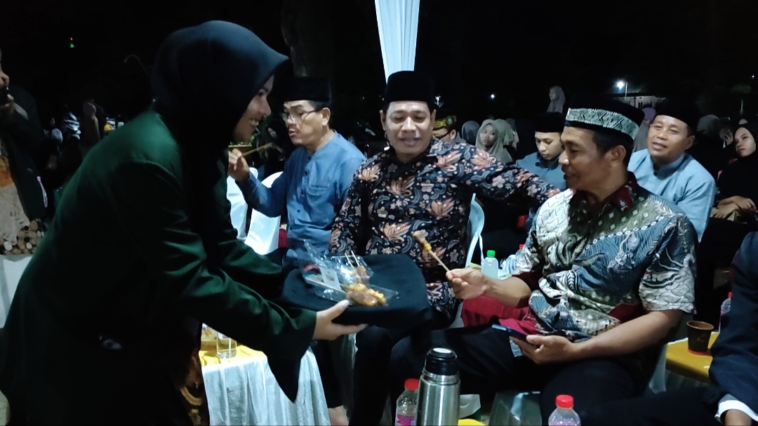 "Icip" dan Beri Nilai. Khusus produk olahan makanan dan minuman, Kepala Desa dilibatkan untuk mencoba dan memberikan penilaian melalui testimoni. Foto: NUGres