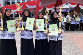 Empat pendidik berprestasi sekaligus anggota Muslimat NU kabupaten Gresik, mendapatkan reward usai meraih juara dalam ajang Anugerah Guru Prima (AGP) Tahun 2024 yang diselenggarakan oleh SLCC Persatuan Guru Republik Indonesia (PGRI) Kabupaten Gresik. Foto: ist/NUGres