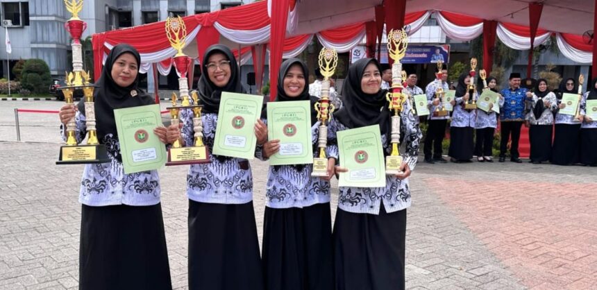 Empat pendidik berprestasi sekaligus anggota Muslimat NU kabupaten Gresik, mendapatkan reward usai meraih juara dalam ajang Anugerah Guru Prima (AGP) Tahun 2024 yang diselenggarakan oleh SLCC Persatuan Guru Republik Indonesia (PGRI) Kabupaten Gresik. Foto: ist/NUGres