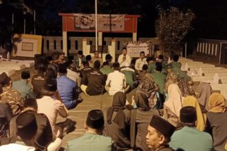 Memperingati Hari Pahlawan, Pimpinan Anak Cabang (PAC) GP Ansor Kedamean menggelar acara doa bersama di Taman Makam Pahlawan Kedamean, Gresik, pada Ahad (10/11/2024) malam. Foto: dok PAC GP Ansor Kedamean/NUGres