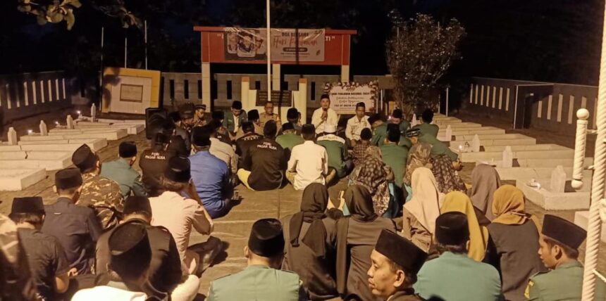 Memperingati Hari Pahlawan, Pimpinan Anak Cabang (PAC) GP Ansor Kedamean menggelar acara doa bersama di Taman Makam Pahlawan Kedamean, Gresik, pada Ahad (10/11/2024) malam. Foto: dok PAC GP Ansor Kedamean/NUGres