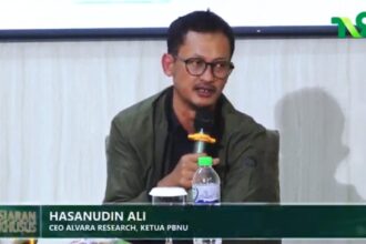 Penulis buku "In Bed With Data: Peradaban Data, Riset dan Masa Depan Manusia", Hasanuddin Ali yang juga salah seorang Ketua Pengurus Besar Nahdlatul Ulama (PBNU), dan juga CEO Alvara Research hadir dalam Diskusi Buku dan Sarasehan #NUDigdaya, Jumat (8/11/2024). Foto: YouTube TV9 NUSANTARA