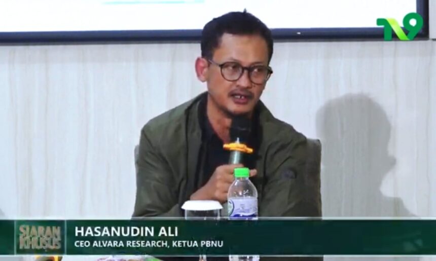 Penulis buku "In Bed With Data: Peradaban Data, Riset dan Masa Depan Manusia", Hasanuddin Ali yang juga salah seorang Ketua Pengurus Besar Nahdlatul Ulama (PBNU), dan juga CEO Alvara Research hadir dalam Diskusi Buku dan Sarasehan #NUDigdaya, Jumat (8/11/2024). Foto: YouTube TV9 NUSANTARA