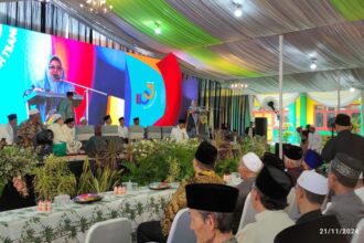 Plt Bupati Gresik, Dr Hj Aminatun Habibah saat menyampaikan sambutan mewakili Pemerintah Kabupaten Gresik sekaligus tuan rumah Haul ke-126 KH Sholih Tsani dan Masyayikh Pondok Pesantren Qomaruddin Sampurnan Bungah Gresik, Kamis (21/11/2024) siang. Foto: Chidir/NUGres