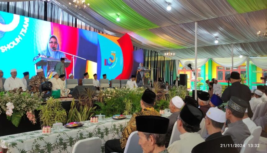 Plt Bupati Gresik, Dr Hj Aminatun Habibah saat menyampaikan sambutan mewakili Pemerintah Kabupaten Gresik sekaligus tuan rumah Haul ke-126 KH Sholih Tsani dan Masyayikh Pondok Pesantren Qomaruddin Sampurnan Bungah Gresik, Kamis (21/11/2024) siang. Foto: Chidir/NUGres