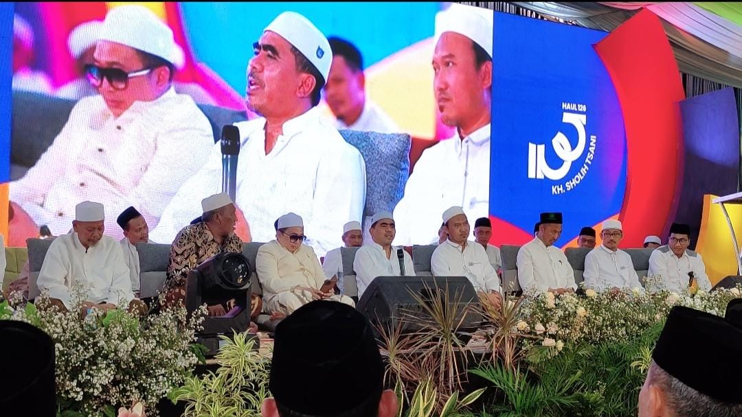 Dr KH Abdul Ghofur Maimoen atau Gus Ghofur saat menyampaikan Mauidhah hasanah dalam Haul ke-126 KH Sholih Tsani, muassis dan masyayikh Pondok Pesantren Qomaruddin Bungah Gresik. Foto: Chidir/NUGres