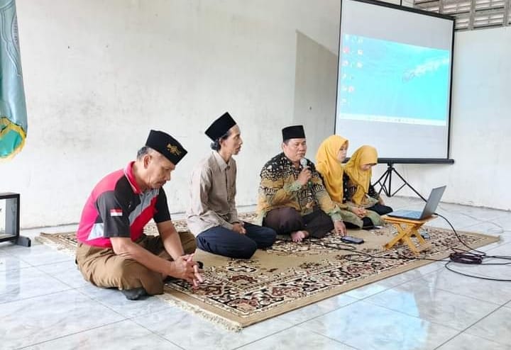 Kepala Madrasah Ibtidaiyah Tsamrotul Ulum Tajungwidoro, Pak Amali, saat menyampaikan sambutan pembukaan. Foto: dok MITsu Tajungwidoro/NUGres