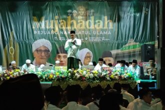 KH Kikin Abdul Hakim (Gus Kikin), saat membacakan Catatan Historis Resolusi Jihad dalam Mujahadah Pejuang NU, Sabtu (9/11/2024) di Gedung HBNO Surabaya. Foto: NUGres