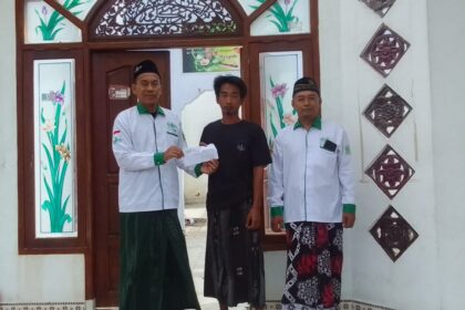 Ketua Lazisnu MWCNU Dukun Moh Syafi' (kiri) menyerahkan bantuan kepada korban kebakaran rumah di Desa Imaan, Jumat (1/11/2024). Foto: dok Lazisnu MWCNU Dukun/NUGres