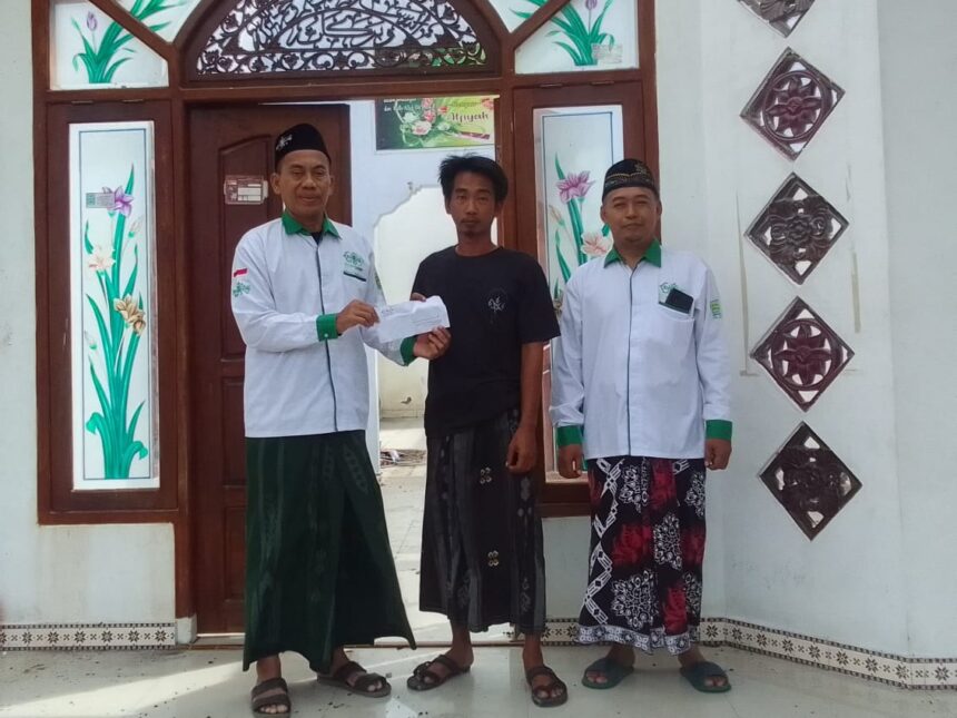 Ketua Lazisnu MWCNU Dukun Moh Syafi' (kiri) menyerahkan bantuan kepada korban kebakaran rumah di Desa Imaan, Jumat (1/11/2024). Foto: dok Lazisnu MWCNU Dukun/NUGres