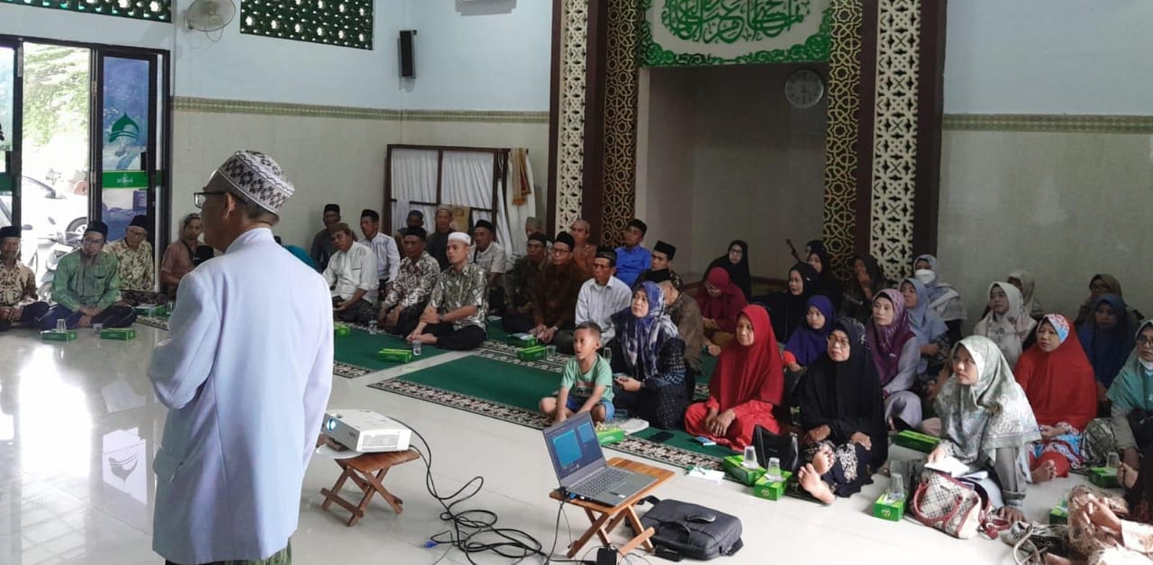 Puluhan peserta calon jamaah haji KBIHU MWCNU Dukun nampak antusias mengikuti pemaparan. Foto: dok MWCNU Dukun/NUGres