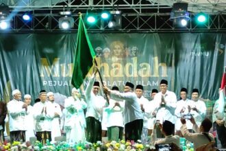 Rangkaian Mujahadah Pejuang NU pada Sabtu (9/11/2024) malam, di Gedung Hofdbestuur Nahdlatoel Oelama (HBNO) juga diwarnai momen penyerahan pataka Bendera Nahdlatul Ulama yang diterima oleh Ketua PWNU Jawa Timur KH Kikin Abdul Hakim Mahfudz. Foto: NUGres