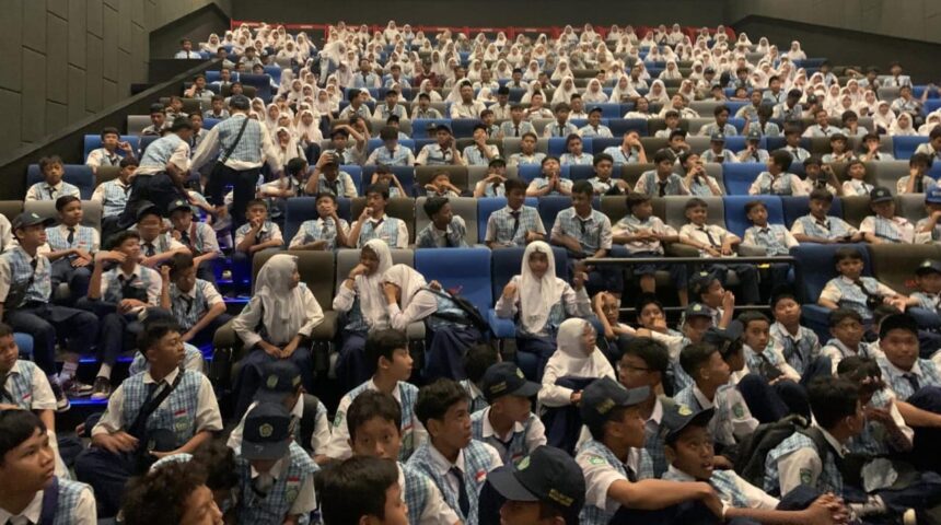 Madrasah Tsanawiyah Maarif Sidomukti (MTs Sakti) Kebomas Gresik mengajak siswa rayakan Hari Guru dengan Nonton Film, Senin (25/11/2024). Foto: dok MTs Sakti Gresik/NUGres