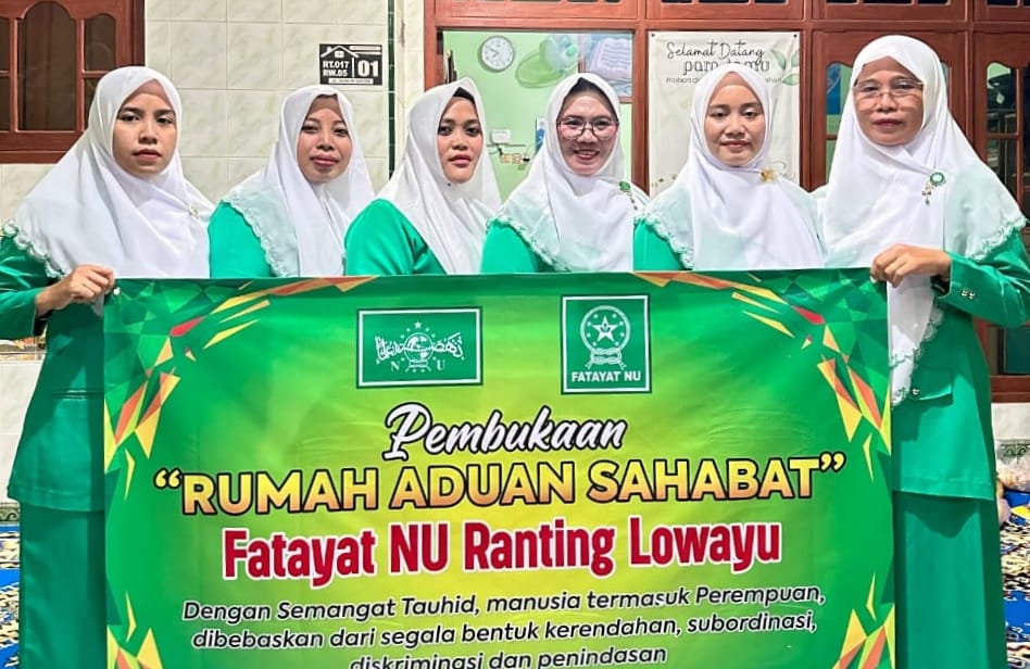 Ketua Pimpinan Ranting Fatayat NU Lowayu Hj Nazilah bersama jajaran pengurus mengabadikan momen saat peluncuran Rumah Aduan Sahabat. Foto: dok PR Fatayat NU Lowayu/NUGres