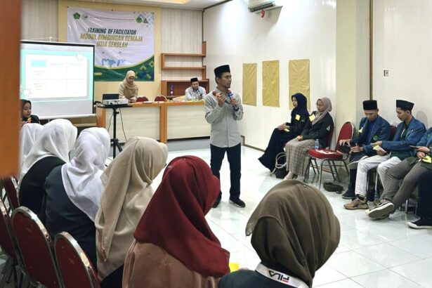 Fasilitator GKMNU (Gerakan Keluarga Maslahah Nahdlatul Ulama) Ahmad Aminuddin, membekali kader IPNU IPPNU di Kabupaten Gresik dalam Training of Facilitator (ToF) Modul Bimbingan Remaja Usia Sekolah (BRUS), Ahad (17/11/2024). Foto: dok PC IPNU IPPNU Gresik/NUGres