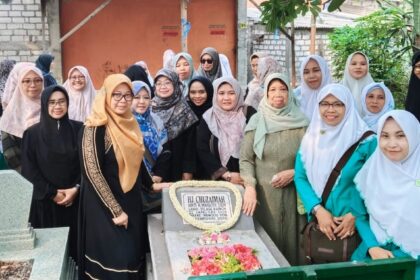 Ketua Umum Pimpinan Pusat Fatayat NU, Hj Margaret Aliyatul Maimunah bersama puluhan jajaran pengurus PP Fatayat NU melaksanakan ziarah Wali dan Muassis Fatayat NU di Kabupaten Gresik, Sabtu (23/11/2024). Foto: dok PC Fatayat NU Gresik/NUGres