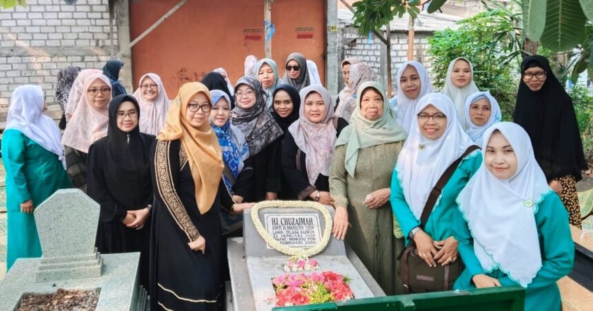 Ketua Umum Pimpinan Pusat Fatayat NU, Hj Margaret Aliyatul Maimunah bersama puluhan jajaran pengurus PP Fatayat NU melaksanakan ziarah Wali dan Muassis Fatayat NU di Kabupaten Gresik, Sabtu (23/11/2024). Foto: dok PC Fatayat NU Gresik/NUGres