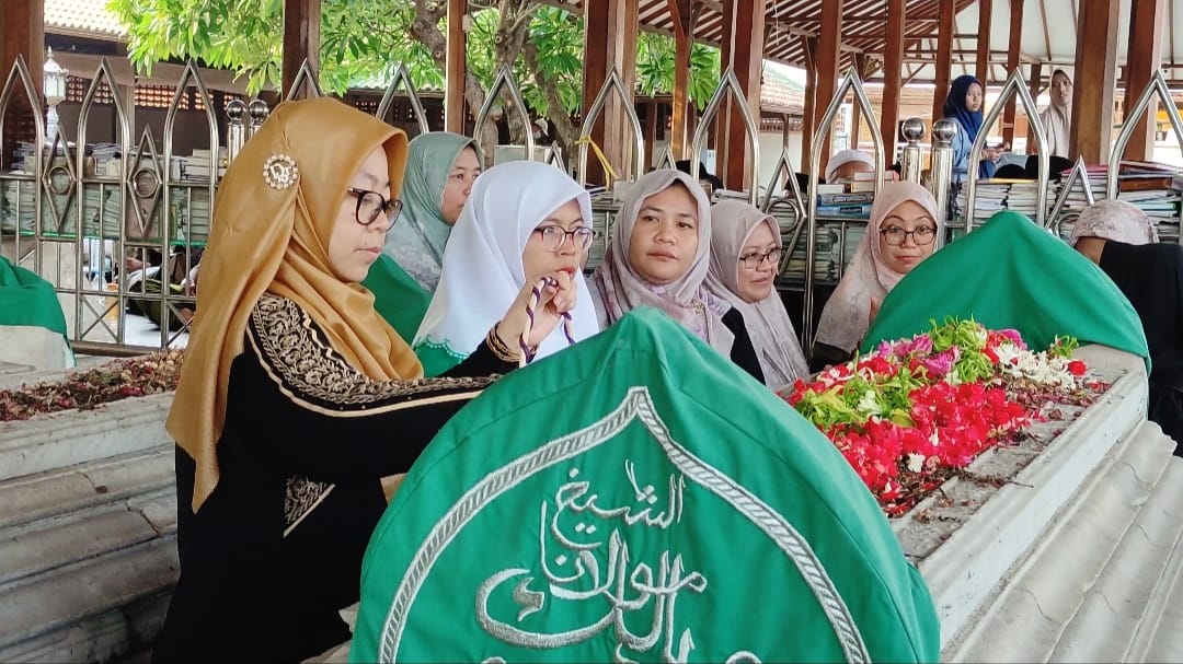 Ketum Fatayat NU Ning Margaret saat berziarah di makam Syaikh Maulana Malik Ibrahim, di Kabupaten Gresik Jawa Timur. Foto: dok PC Fatayat NU Gresik/NUGres