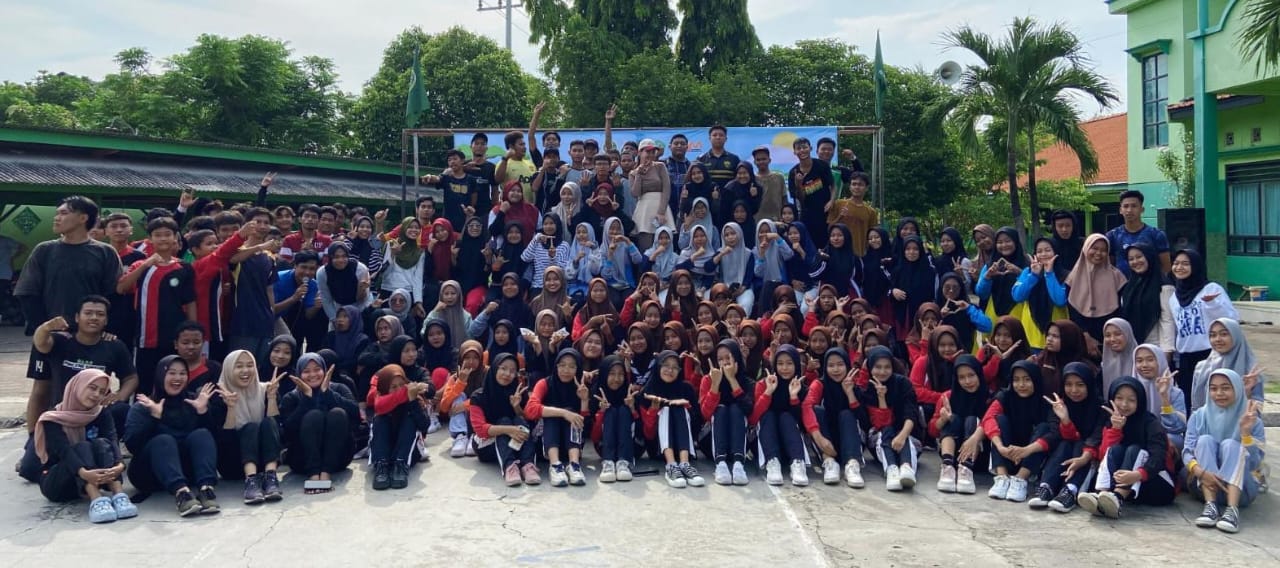 Panitia acara Senam 1000 Kader PAC IPNU IPPNU Panceng mengabadikan momen setelah sukses menggelar kegiatan. Foto: dok PAC IPNU IPPNU Panceng/NUGres