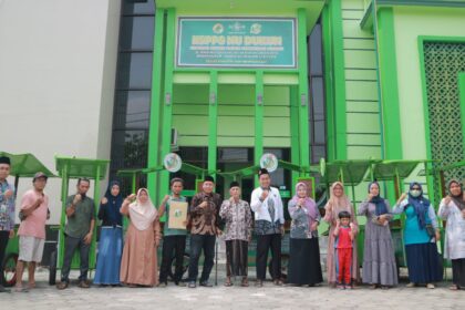 Wujud dukungan pelaku usaha kecil, Koperasi Simpan Pinjam Pembiayaan Syariah NU Dukun (KSPPS NU Dukun) bersama Lazisnu MWCNU Dukun melakukan penyaluran tahap ketiga bantuan gerobak UMKM, Sabtu (23/11/2024). Foto: dok KSPPS NU Dukun/NUGres