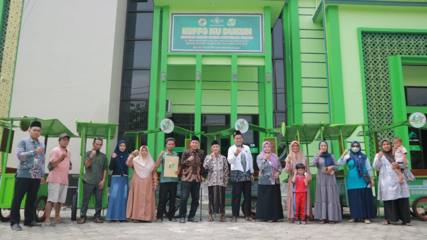 Wujud dukungan pelaku usaha kecil, Koperasi Simpan Pinjam Pembiayaan Syariah NU Dukun (KSPPS NU Dukun) bersama Lazisnu MWCNU Dukun melakukan penyaluran tahap ketiga bantuan gerobak UMKM, Sabtu (23/11/2024). Foto: dok KSPPS NU Dukun/NUGres