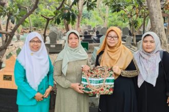 Ziarah Muassis Fatayat NU, Ketum PP Fatayat NU Hj Margaret Aliyatul Maimunah bersama Ibu Fien Musfirowati (putri pertama pendiri Fatayat NU Nyai Hj Chuzaimah) didampingi Ketua PC Fatayat NU Ainul Farodisa, Sabtu 23 November 2024. Foto: dok PC Fatayat NU Gresik/NUGres