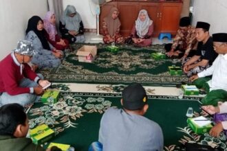 Rapat koordinasi dilakukan oleh Lembaga Perekonomian MWCNU Dukun bersama sejumlah pengelola unit usaha naungan MWCNU Dukun, Jumat (22/11/2024). Foto: dok LPNU MWC Dukun/NUGres