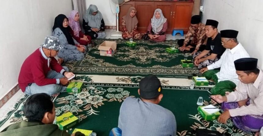 Rapat koordinasi dilakukan oleh Lembaga Perekonomian MWCNU Dukun bersama sejumlah pengelola unit usaha naungan MWCNU Dukun, Jumat (22/11/2024). Foto: dok LPNU MWC Dukun/NUGres