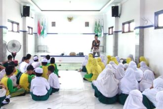 Siswa-siswi MI Al Ma'arif Sukomulyo (MIAS) Manyar Gresik, diajak mengenali iterasi digital hingga memahami konten hoaks, Selasa (19/11/2024). Foto: NUGres