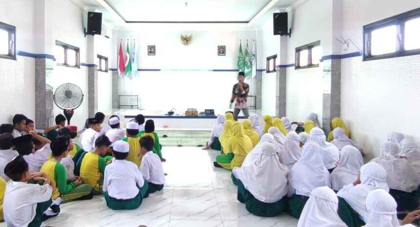 Siswa-siswi MI Al Ma'arif Sukomulyo (MIAS) Manyar Gresik, diajak mengenali iterasi digital hingga memahami konten hoaks, Selasa (19/11/2024). Foto: NUGres