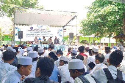 Menjelang pelaksanaan ujian dan PPDB 2025 - 2026, madrasah "Sakti" nama MTs Ma'arif Sidomukti Kebomas Gresik, menggelar kegiatan Dzikrudz Dzakirin bersama Al-Ittihad. Foto: dok MTs Ma'arif Sidomukti/NUGres