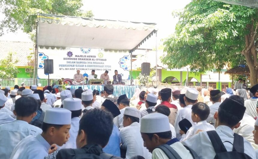 Menjelang pelaksanaan ujian dan PPDB 2025 - 2026, madrasah "Sakti" nama MTs Ma'arif Sidomukti Kebomas Gresik, menggelar kegiatan Dzikrudz Dzakirin bersama Al-Ittihad. Foto: dok MTs Ma'arif Sidomukti/NUGres