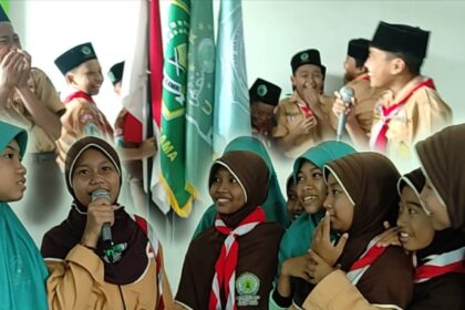 Diperkenalakan Literasi Digital, pada Kamis (21/11/2024) pagi, siswa-siswi MI Tsamrotul Ulum Tajungwidoro (Mengare) Bungah Gresik, saat mempresentasikan contoh kabar bohong di media sosial yang pernah mereka temukan. Foto: Chidir/NUGres