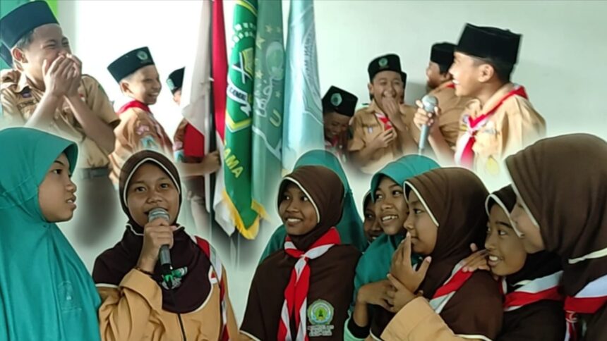 Diperkenalakan Literasi Digital, pada Kamis (21/11/2024) pagi, siswa-siswi MI Tsamrotul Ulum Tajungwidoro (Mengare) Bungah Gresik, saat mempresentasikan contoh kabar bohong di media sosial yang pernah mereka temukan. Foto: Chidir/NUGres